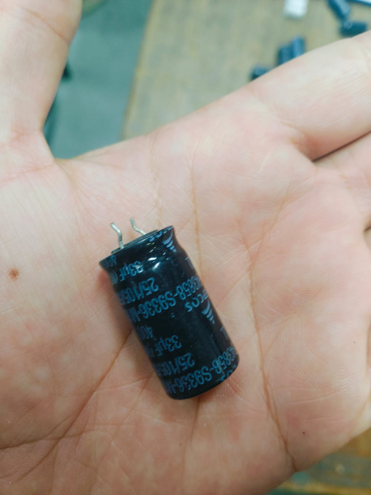 CAP ELECTROLYTIC TH 22µF 450V 105°C 5000Hours 16×26mm ±20% - Image 1